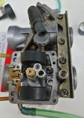 gaser-oben_k.jpg (62.69 KiB) 5173 mal betrachtet Vergaser-oben