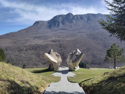 Ein Denkmal von Tito und die Schlacht in den Wäldern von Sutjeska.