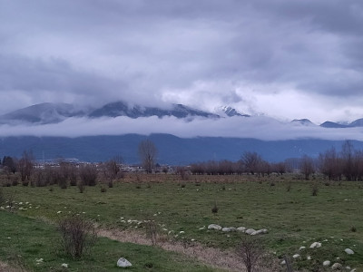 Die Pirin-Erhebung. Wenn man sich das Grau weg denkt, sieht man ganz eindeutig die Gipfel in der Morgensonne.