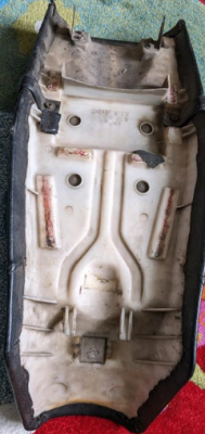 XT600 43f Sitzbank Unterseite.png